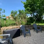 Holiday home Des Pommiers Avec Terrain De Petanque