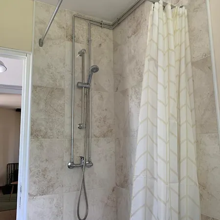 Des Pommiers Avec Terrain De Petanque