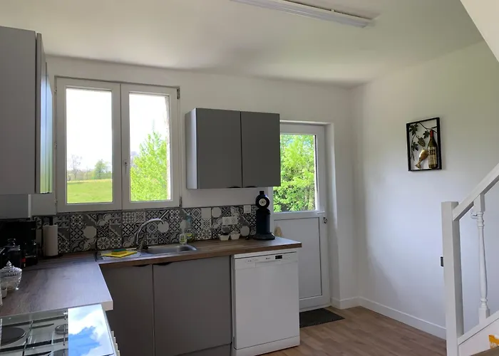 Des Pommiers Avec Terrain De Petanque