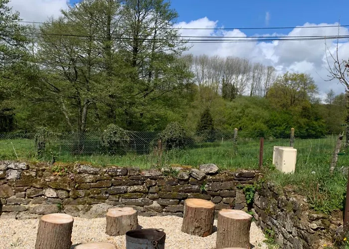 Des Pommiers Avec Terrain De Petanque Le Fresne-Poret