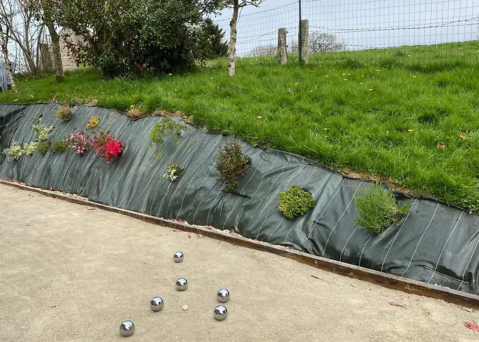 Des Pommiers Avec Terrain De Petanque Holiday home *